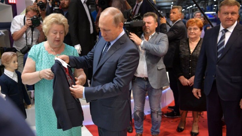 Президент РФ Владимир Путин во время посещения Рязанского кожевенного завода группы компаний «Русска