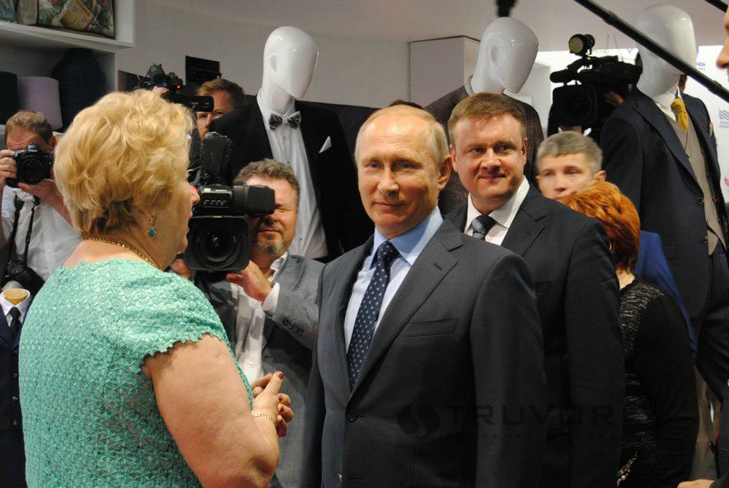 Президент РФ Владимир Путин во время посещения Рязанского кожевенного завода группы компаний «Русска